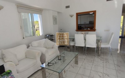 Пенатра с просторной террасой и прекрасным видом на море, горы и Альтеа.